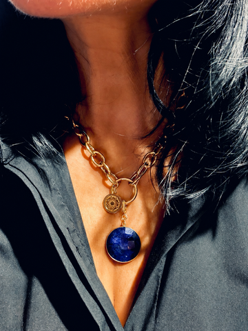Naszyjnik Imperial z naturalnym szafirem od Ewa Mrochen Jewellery, elegancki i wyrafinowany biżuteryjny dodatek.