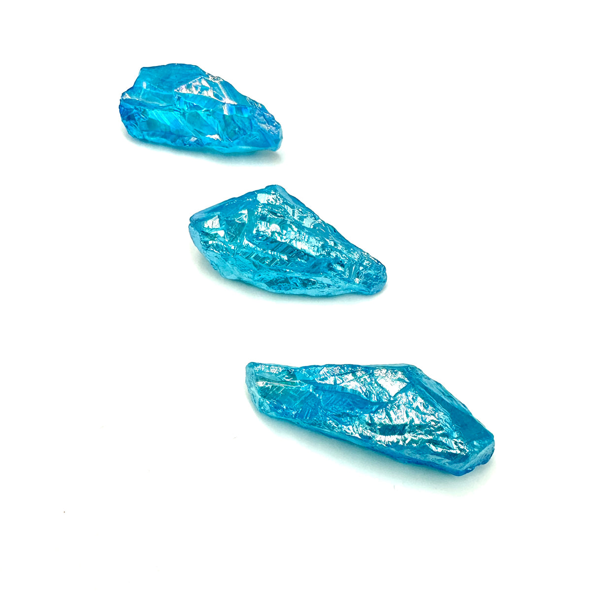 Ametystowy amulet Aqua Aura Kryształ Sukcesu i Obfitości od Ewa Mrochen Jewellery, ozdobny kamień na łańcuszku.