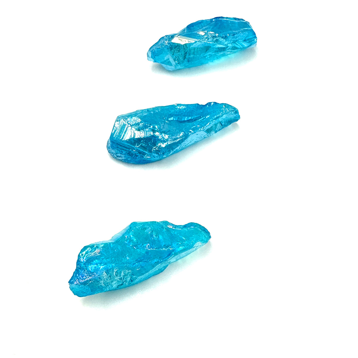 Amulet Aqua Aura Kryształ Sukcesu i Obfitości od Ewa Mrochen Jewellery na tle jasnego tła, wyróżniający się niebieskim kryształem