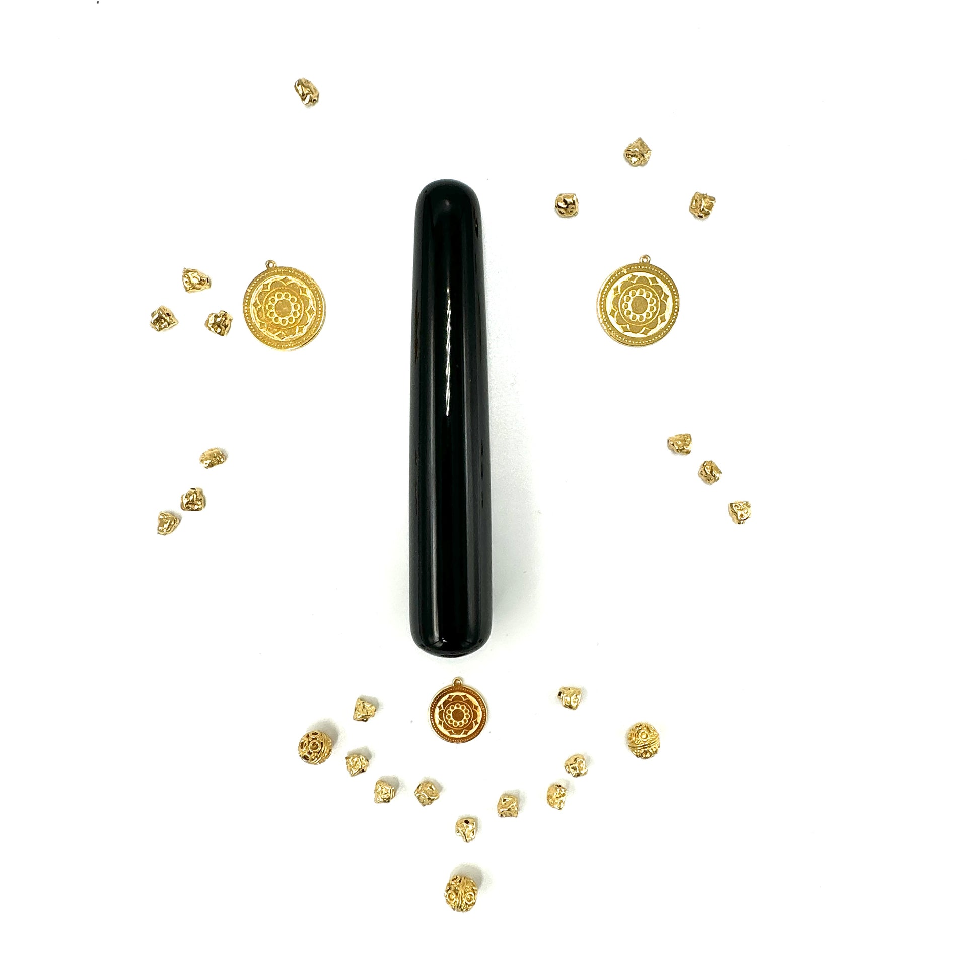 Czarny obsydian - amulet ochronny od Ewa Mrochen Jewellery® z energią kryształów, symbol wrażliwości i ochrony.