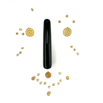 Czarny obsydian - amulet ochronny od Ewa Mrochen Jewellery® z energią kryształów, symbol wrażliwości i ochrony.