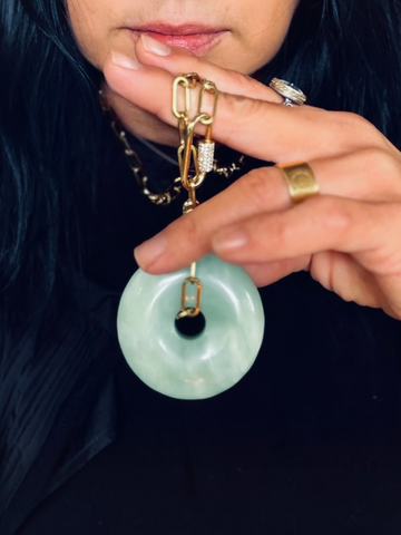 Luksusowy amulet Jadeit Bi Ewa Mrochen Jewellery® z naturalnym jadeitem, symbol spokoju i harmonii dla serca.