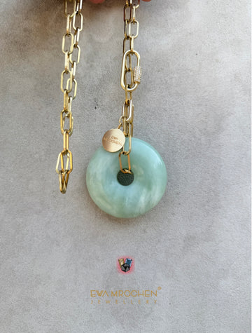 Jadeit Bi - Amulet Spokoju Serca od Ewa Mrochen Jewellery® na tle naturalnym, symbolizujący spokój i harmonię w formie amuletu.