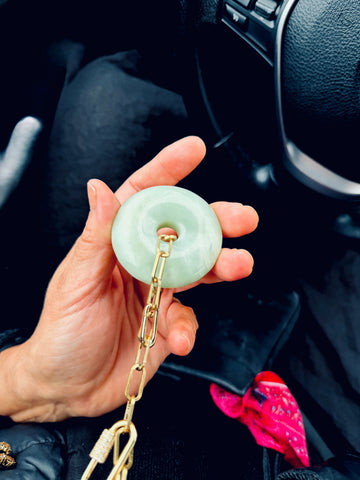 Amulet Jadeit Bi Ewa Mrochen Jewellery® chroniący energię i przynoszący spokój serca, wykonany z jadeitu, na tle naturalnym.