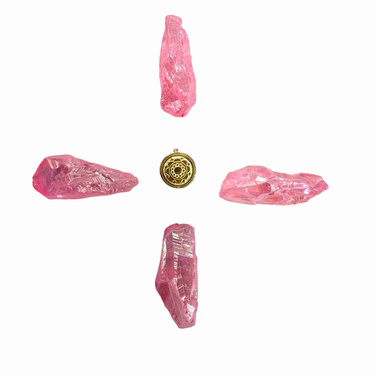Amulet Kryształ Aura Rosa Otulenie Miłością od Ewa Mrochen Jewellery, jasno różowy kryształ ozdobiony delikatnym sznurem.