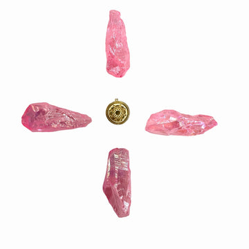 Amulet Kryształ Aura Rosa Otulenie Miłością od Ewa Mrochen Jewellery, jasno różowy kryształ ozdobiony delikatnym sznurem.