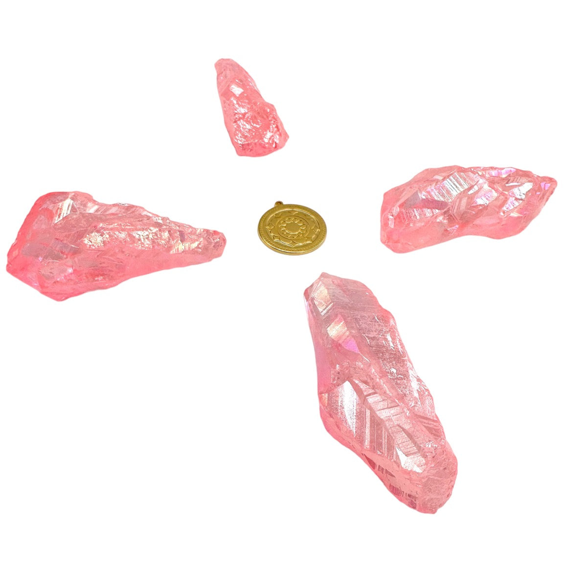 Amulet Kryształ Aura Rosa Otulenie Miłością od Ewa Mrochen Jewellery, pokazany na tle eleganckiego tła.
