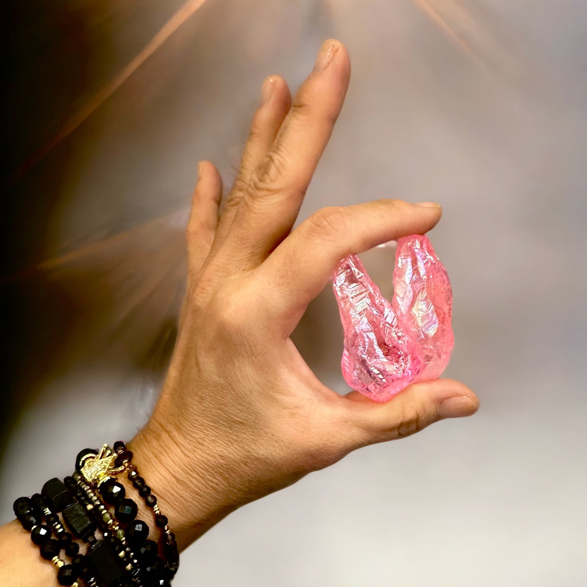 Amulet Kryształ Aura Rosa Otulenie Miłością z biżuterii Ewa Mrochen Jewellery, ozdobny kryształ w delikatnym otuleniu.