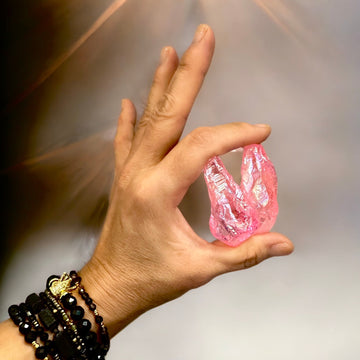 Amulet Kryształ Aura Rosa Otulenie Miłością z biżuterii Ewa Mrochen Jewellery, ozdobny kryształ w delikatnym otuleniu.