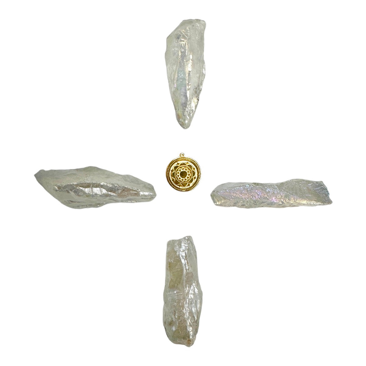 Amulet Kryształ Aura Titanum Moc świetlistości od Ewa Mrochen Jewellery na tle jasnego tła, błyszczący i ozdobny kamień.