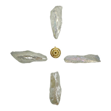 Amulet Kryształ Aura Titanum Moc świetlistości od Ewa Mrochen Jewellery na tle jasnego tła, błyszczący i ozdobny kamień.