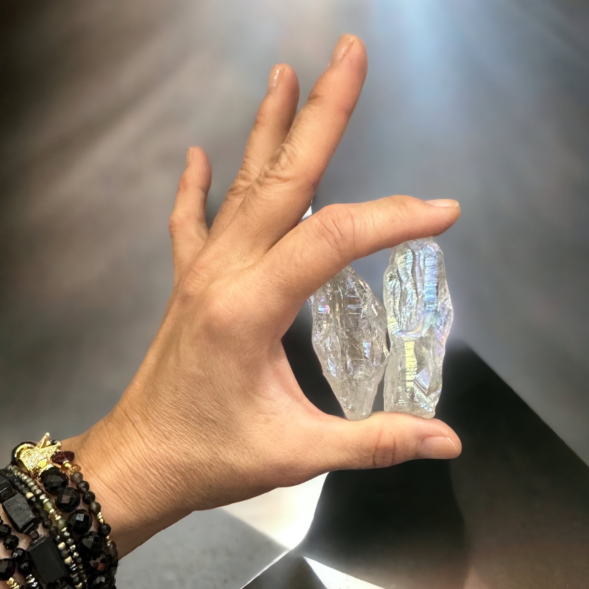 Amulet Kryształ Aura Titanum Moc świetlistości od Ewa Mrochen Jewellery, wyraźnie widoczny z delikatnym połyskiem i unikalnym wzorem