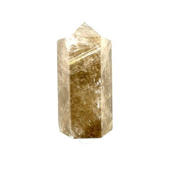 Amulet z kwarcu z rutylem Ewa Mrochen Jewellery, amulet pomyślności, widoczny kamień z naturalnymi igłami rutylu