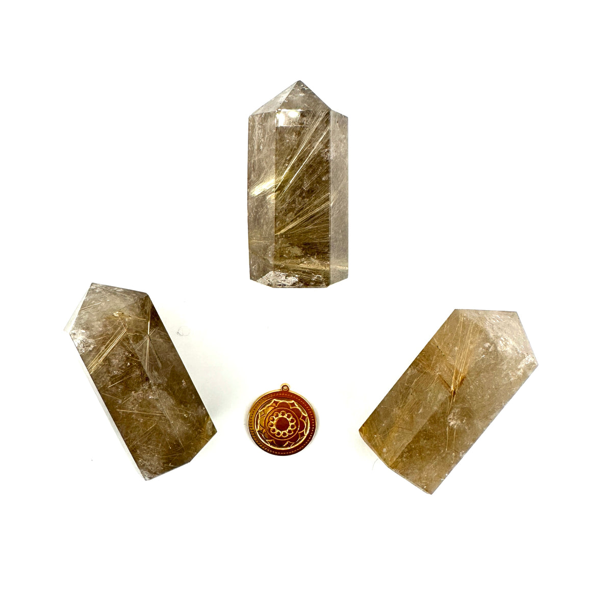Amulet z kwarcu z rutylem od Ewa Mrochen Jewellery, naturalny kamień ochronny z widocznymi igłami rutylu, elegancki i unikalny.