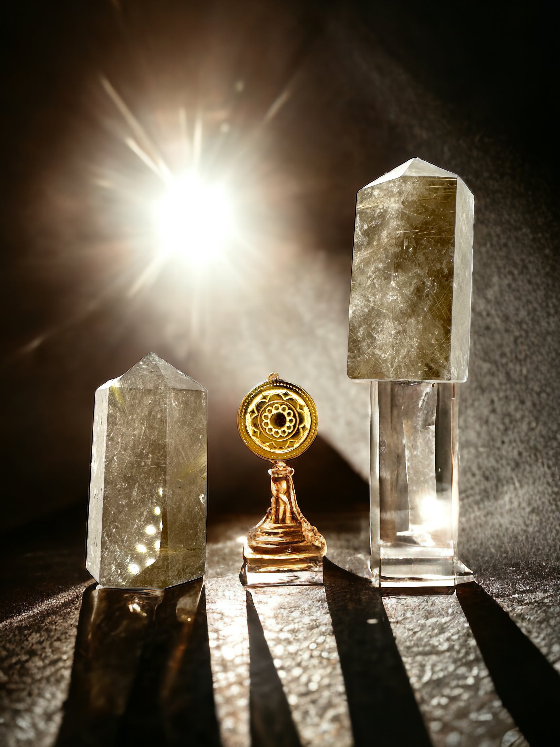 Amulet z kwarcu z rutylem Ewa Mrochen Jewellery, naturalny kamień ochronny i pomyślności, na tle białego tła.
