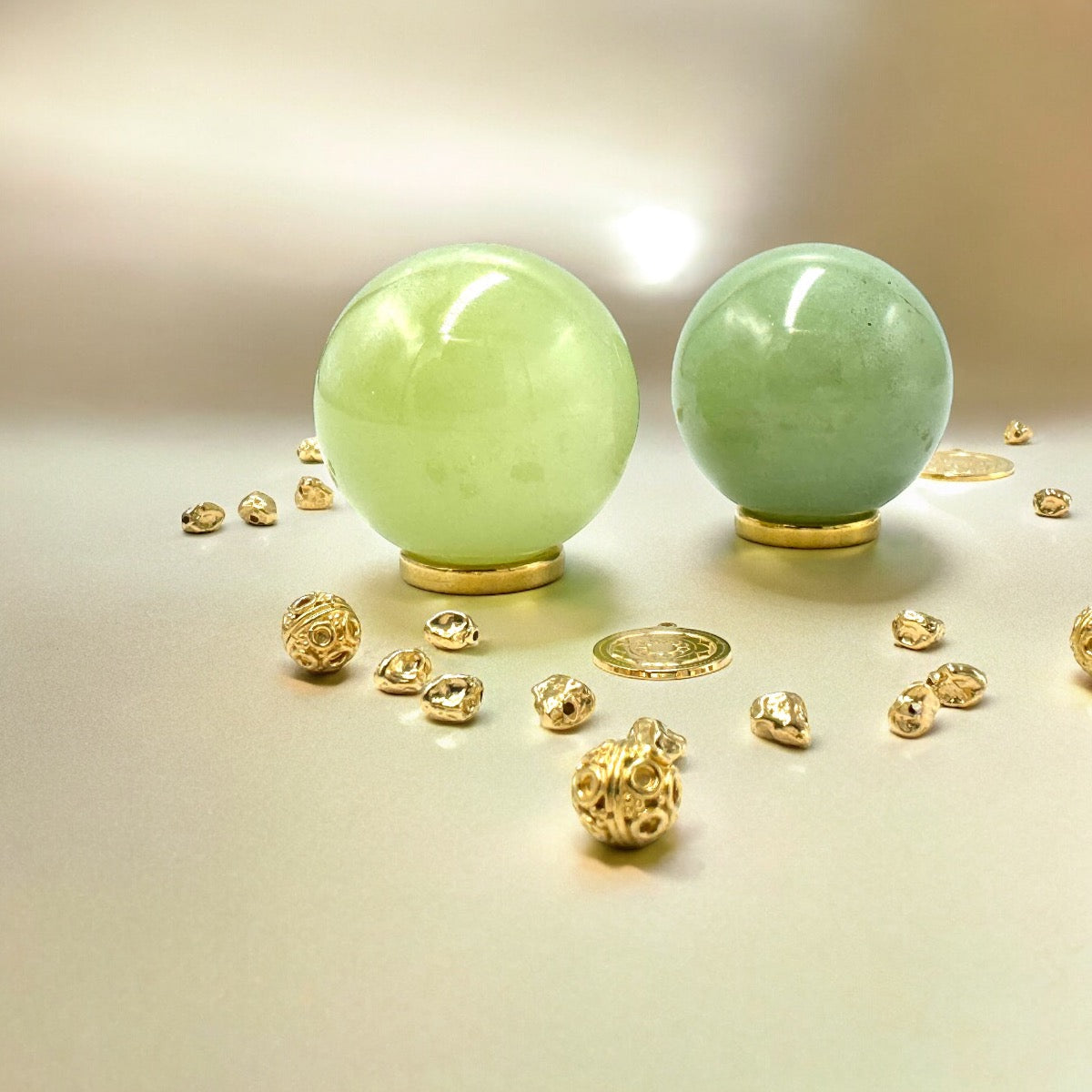 Amulet Nefryt Pełnia Szczęścia od Ewa Mrochen Jewellery®, naturalny kamień nefryt z wygrawerowanym motywem pełni.