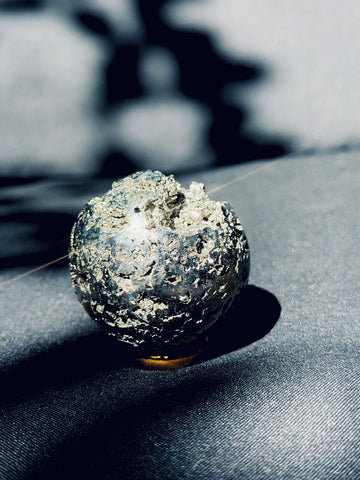 Amulet Piryt Klejnot Bogactwa od Ewa Mrochen Jewellery, kula z kryształem pirytu symbolizująca bogactwo i pomyślność