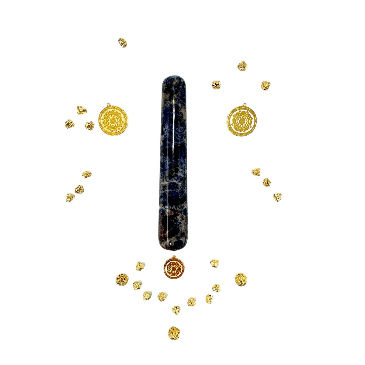 Amulet sodalit od Ewa Mrochen Jewellery® z naturalnym kamieniem, symbol duchowej mocy i ochrony, na tle eleganckiego tła.