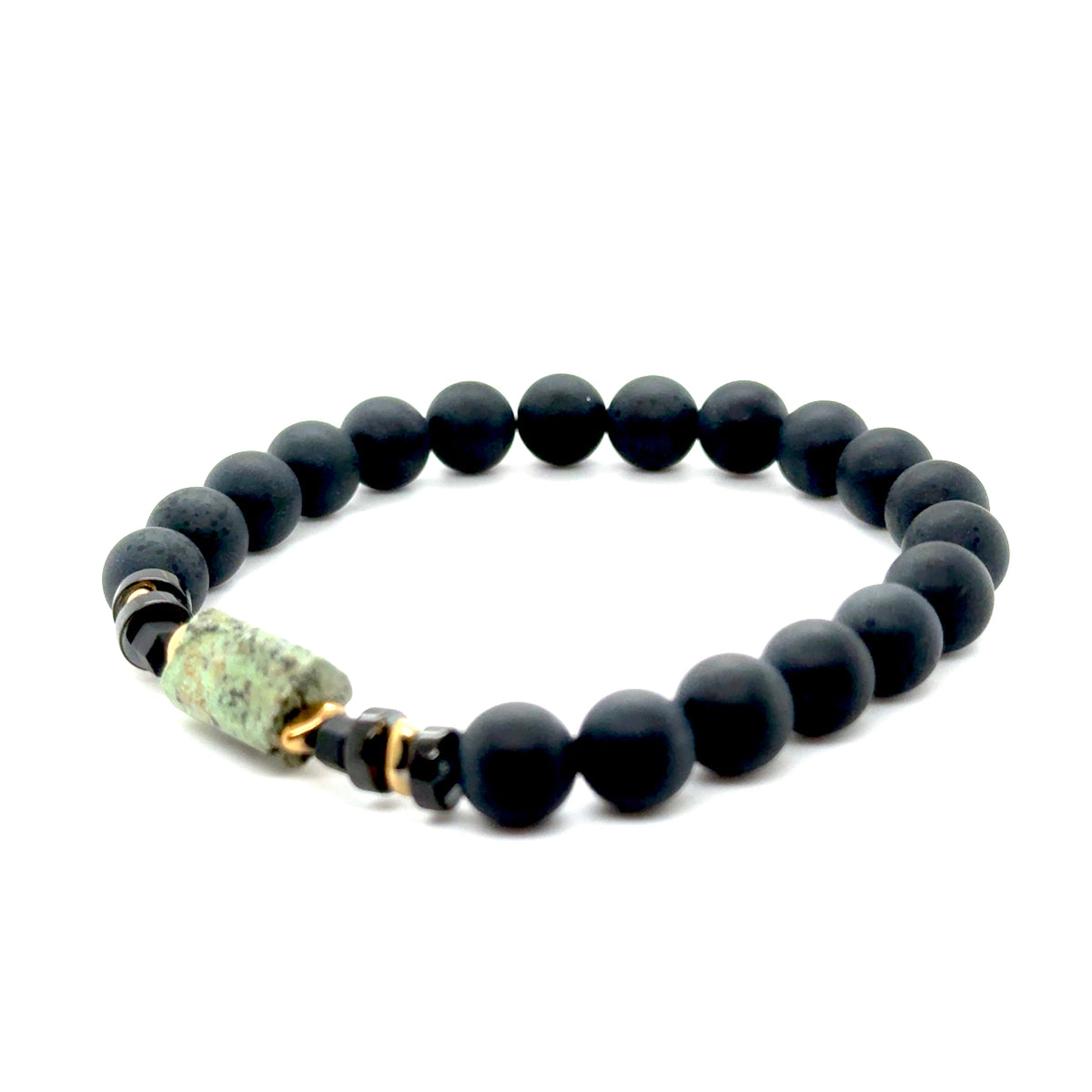 Bransoletka Ewa Mrochen Jewellery z agatem druzy i turkusem z Arizony, ozdobiona elementami Klejnot Wojownika, na dłoni.