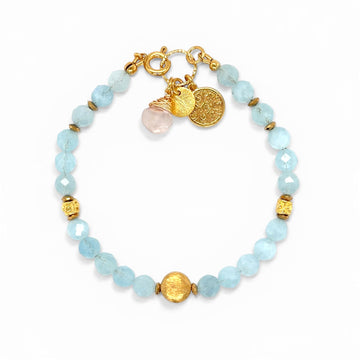 Srebrna bransoletka z akwamarynem marki Ewa Mrochen Jewellery® z kamieniami o niebieskim odcieniu, elegancko prezentująca się na ręce.