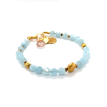 Akwamarynowa bransoletka marki Ewa Mrochen Jewellery® z naturalnymi kamieniami, ozdobiona eleganckim zawieszkami i srebrnym zapięciem.