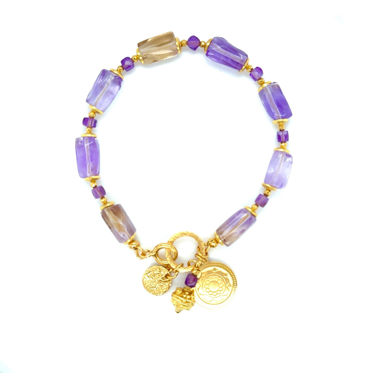 Bransoletka Harmony of Life od Ewa Mrochen Jewellery, delikatna biżuteria z ametrynem, na nadgarstku, z naturalnym kamieniem.