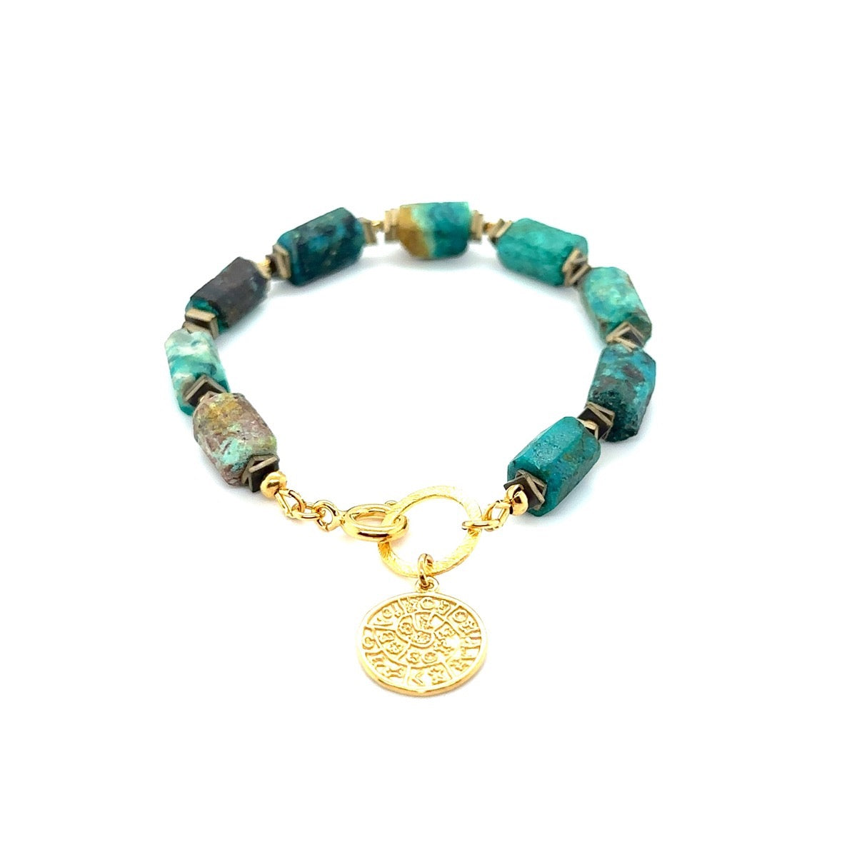 Chryzokola bransoletka Bogini GAIA Ewa Mrochen Jewellery na dłoni z naturalnymi kamieniami i ozdobnymi detalami