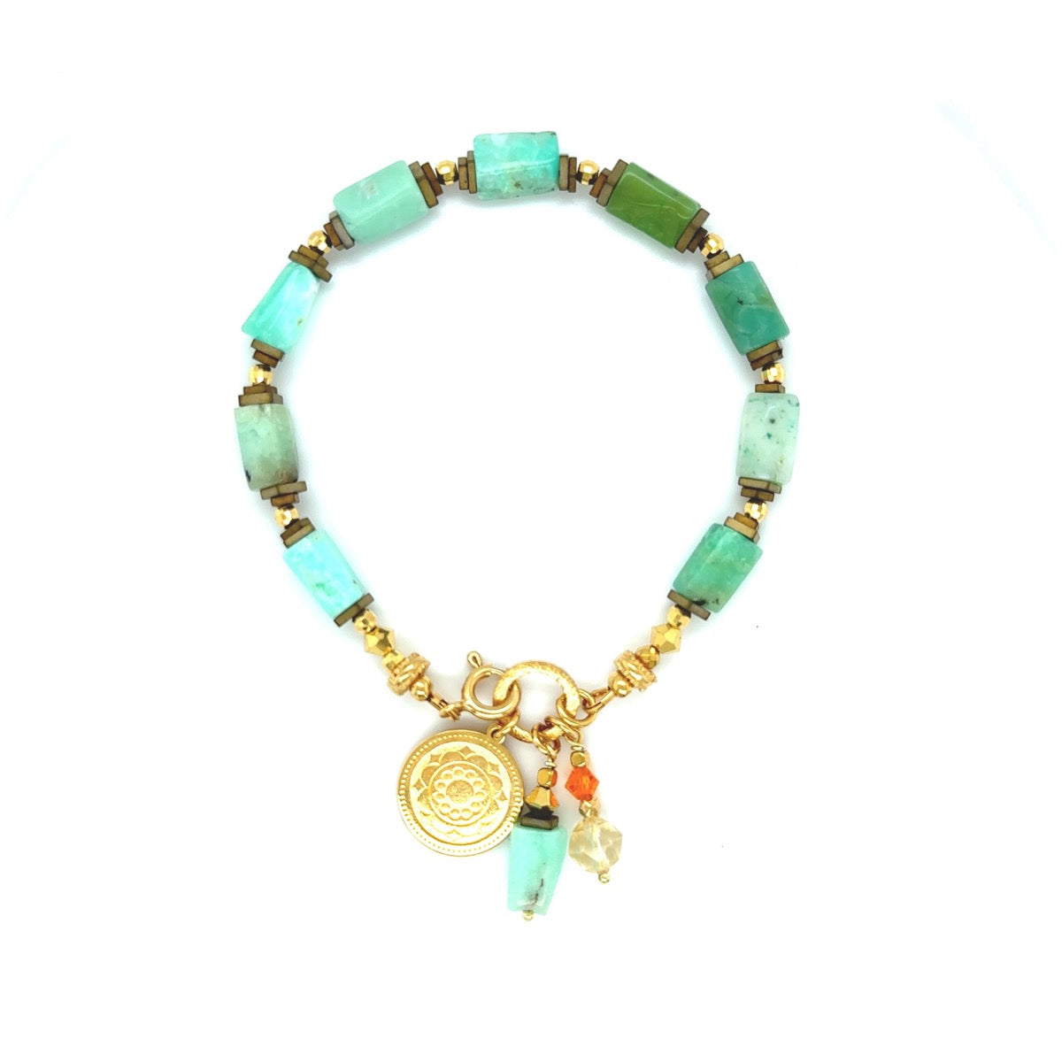 Chryzopraz bransoletka Wibracje Pomyślności od Ewa Mrochen Jewellery na nadgarstku, ręcznie wykonana biżuteria z kamieniami.