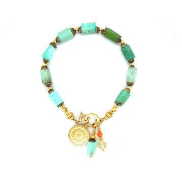 Chryzopraz bransoletka Wibracje Pomyślności od Ewa Mrochen Jewellery na nadgarstku, ręcznie wykonana biżuteria z kamieniami.