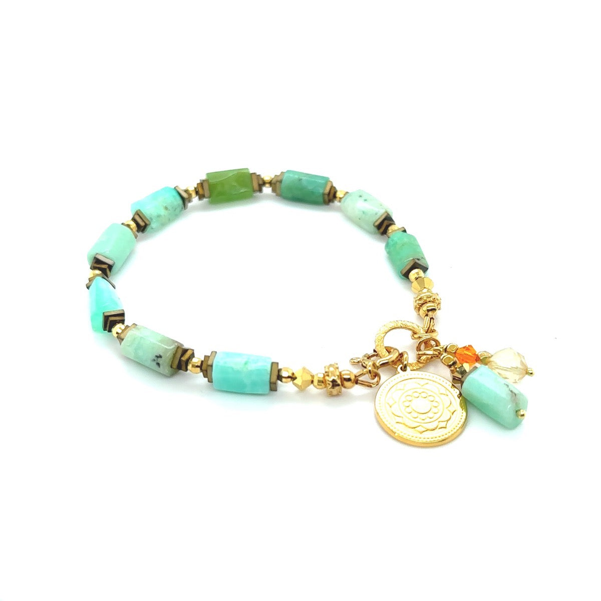 Bransoletka Chryzopraz Wibracje Pomyślności od Ewa Mrochen Jewellery, srebrna z kamieniem chryzoprazu, na nadgarstku.