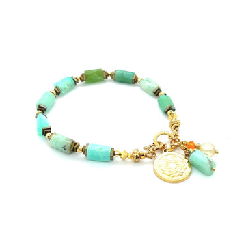 Bransoletka Chryzopraz Wibracje Pomyślności od Ewa Mrochen Jewellery, srebrna z kamieniem chryzoprazu, na nadgarstku.