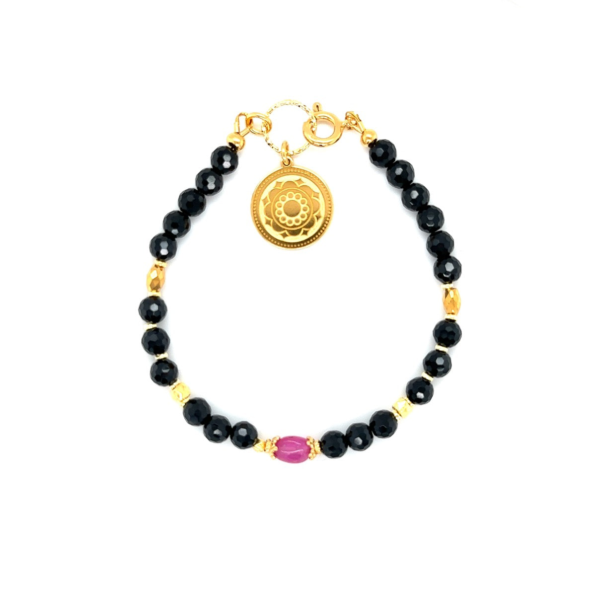 Czarna bransoletka z spinelu i rubinu od Ewa Mrochen Jewellery na nadgarstku, elegancka i szlachetna biżuteria.