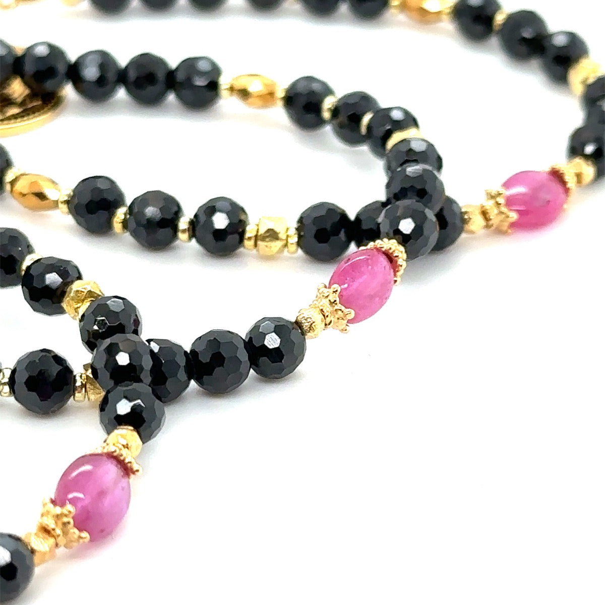 Czarna bransoletka z spinelami i rubinami od Ewa Mrochen Jewellery, elegancki dodatek z kamieniami szlachetnymi.
