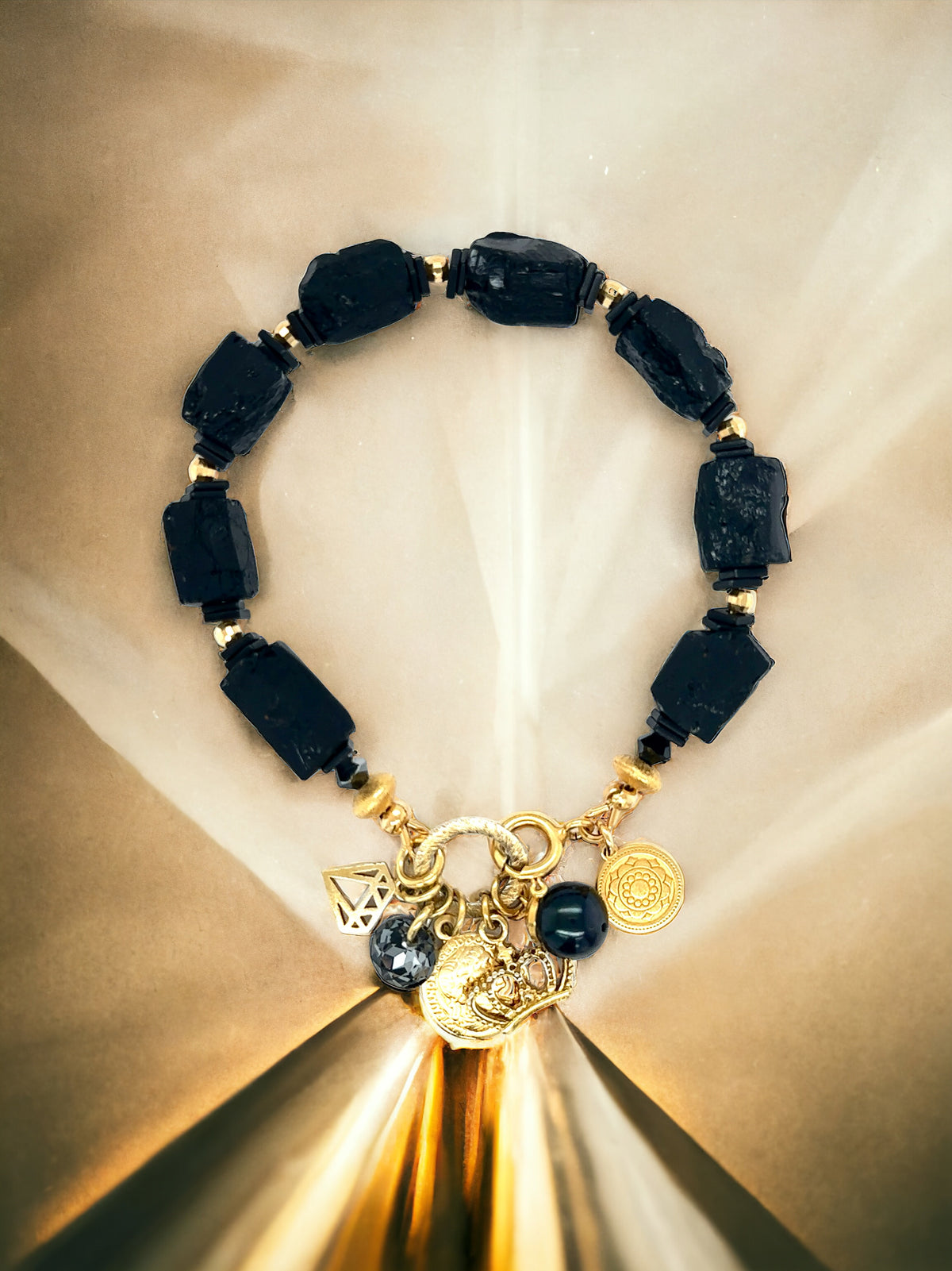 Czarna bransoletka z turmalinem i diamentami od Ewa Mrochen Jewellery, elegancka biżuteria na nadgarstek.