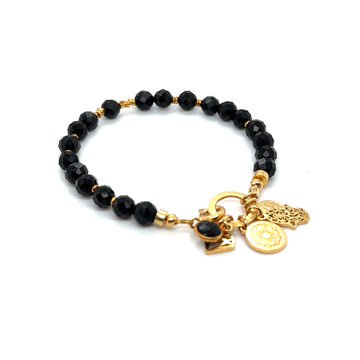 Czarna bransoletka z turmalinu Ewa Mrochen Jewelry, model Tarcza, na nadgarstku z widocznymi kamieniami i eleganckim designem