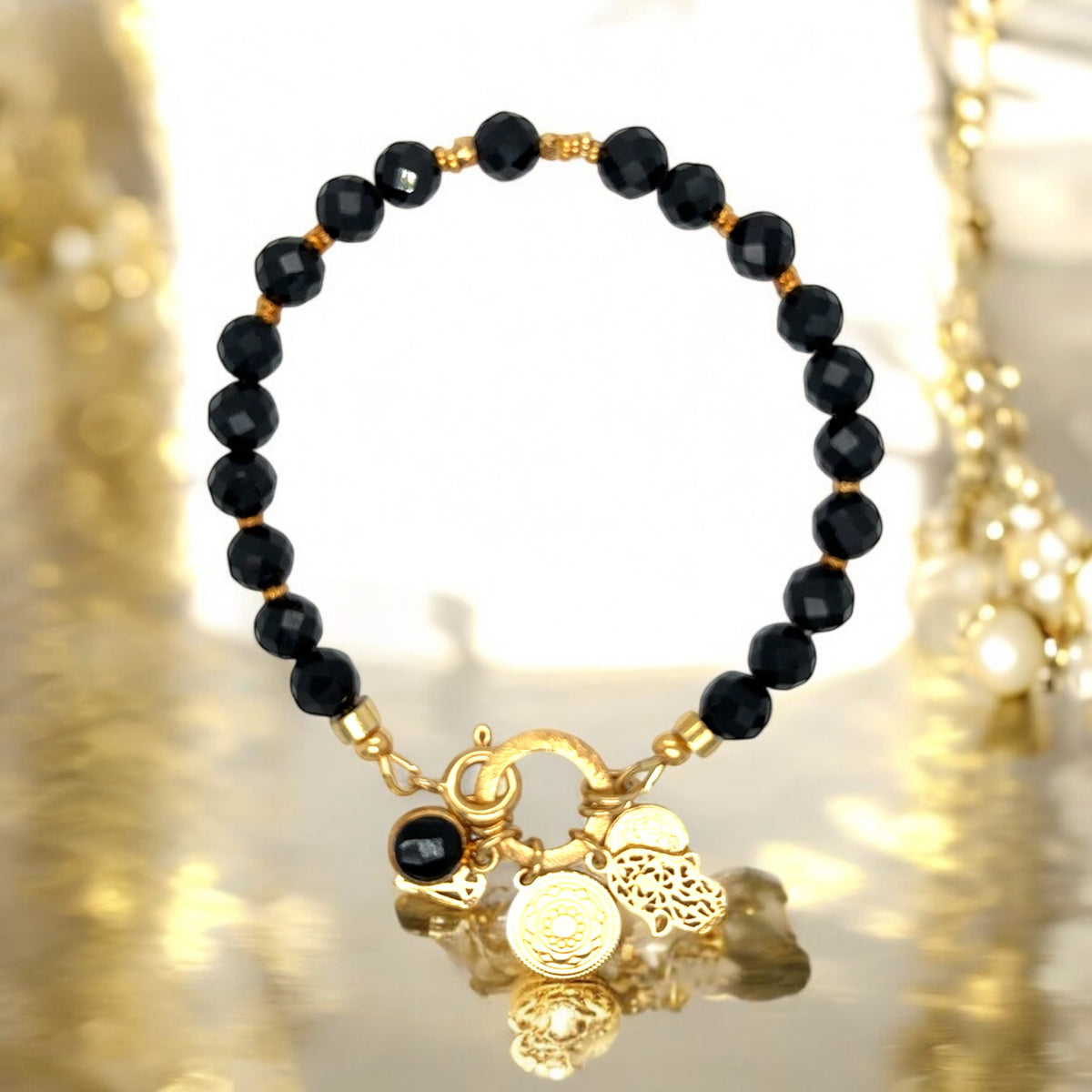 Czarna bransoletka z turmalinem Ewa Mrochen Jewellery, tarcza dla wysokowrażliwych, ozdobny element na nadgarstek