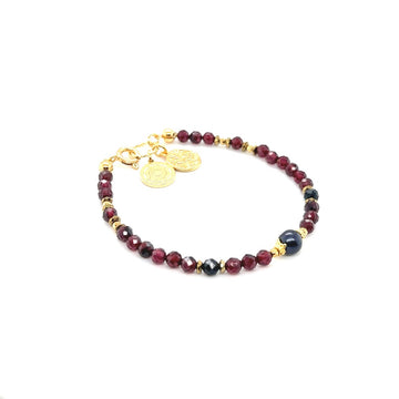 Bransoletka z granatem od Ewa Mrochen Jewellery, symbol odwaga i moc, na zdjęciu z kamieniem granatu i eleganckim designem
