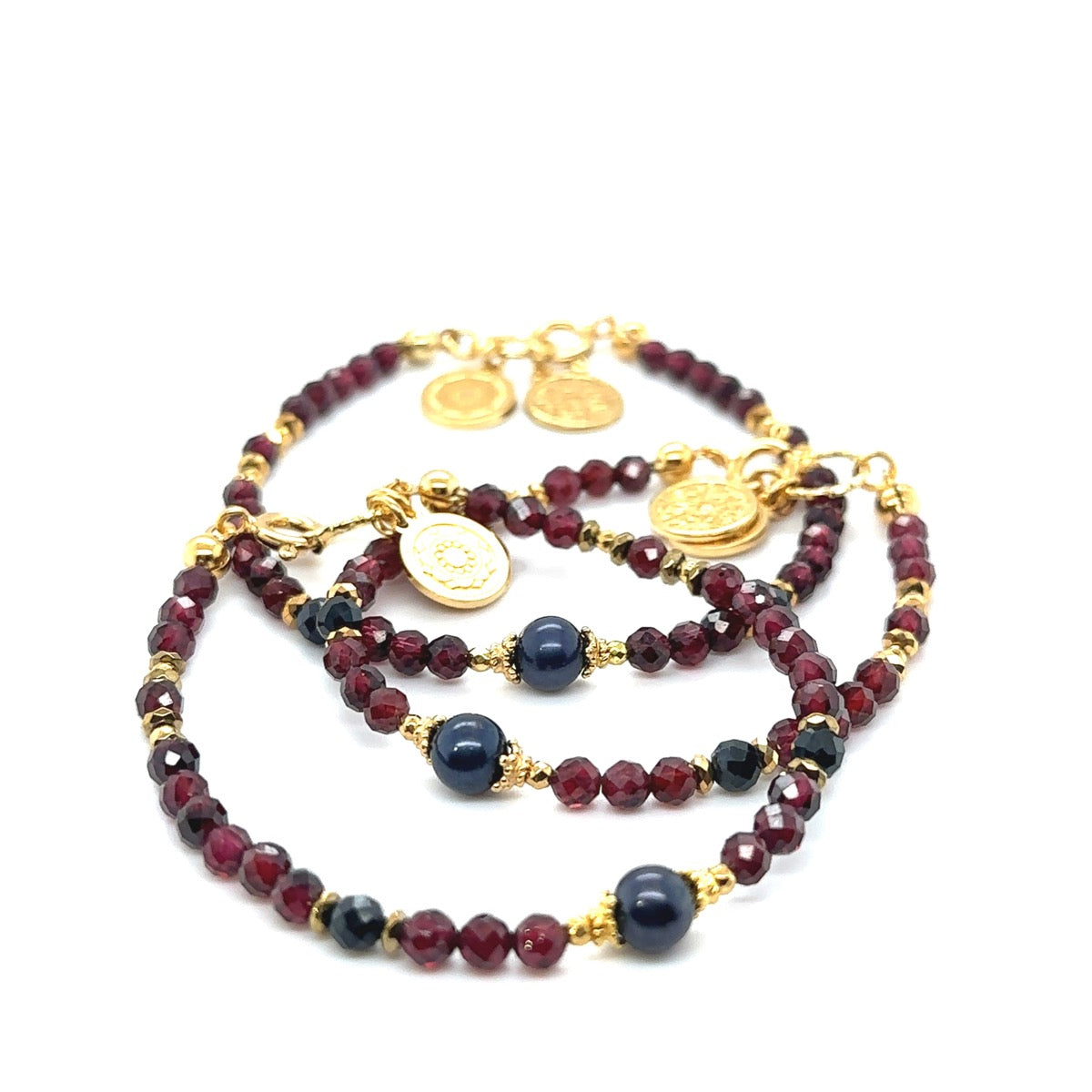 Bransoletka granat odwaga i moc od Ewa Mrochen Jewellery na nadgarstku, elegancki dodatek z kamieniem granatu.