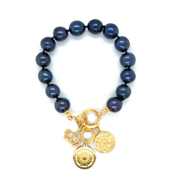 Granatowa bransoletka Ewa Mrochen Jewellery z perłami, elegancki dodatek na nadgarstek, delikatna i stylowa.