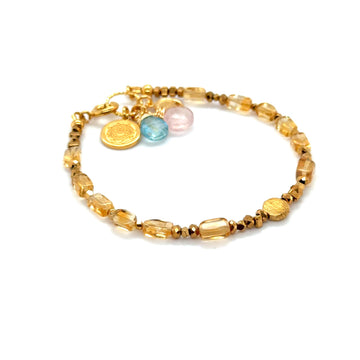 Słoneczna bransoletka Hello Yellow z Cytrynem, Topazem i Kwarcem Różowym od Ewa Mrochen Jewellery® na nadgarstku.