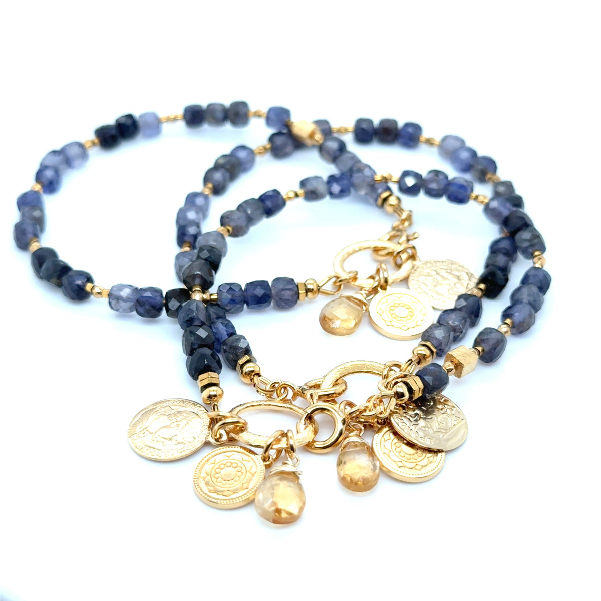 Bransoletka Iolit Klejnot Spełnionych Marzeń od Ewa Mrochen Jewellery, widoczna na zdjęciu, z delikatnymi detalami i naturalnym kamieniem.