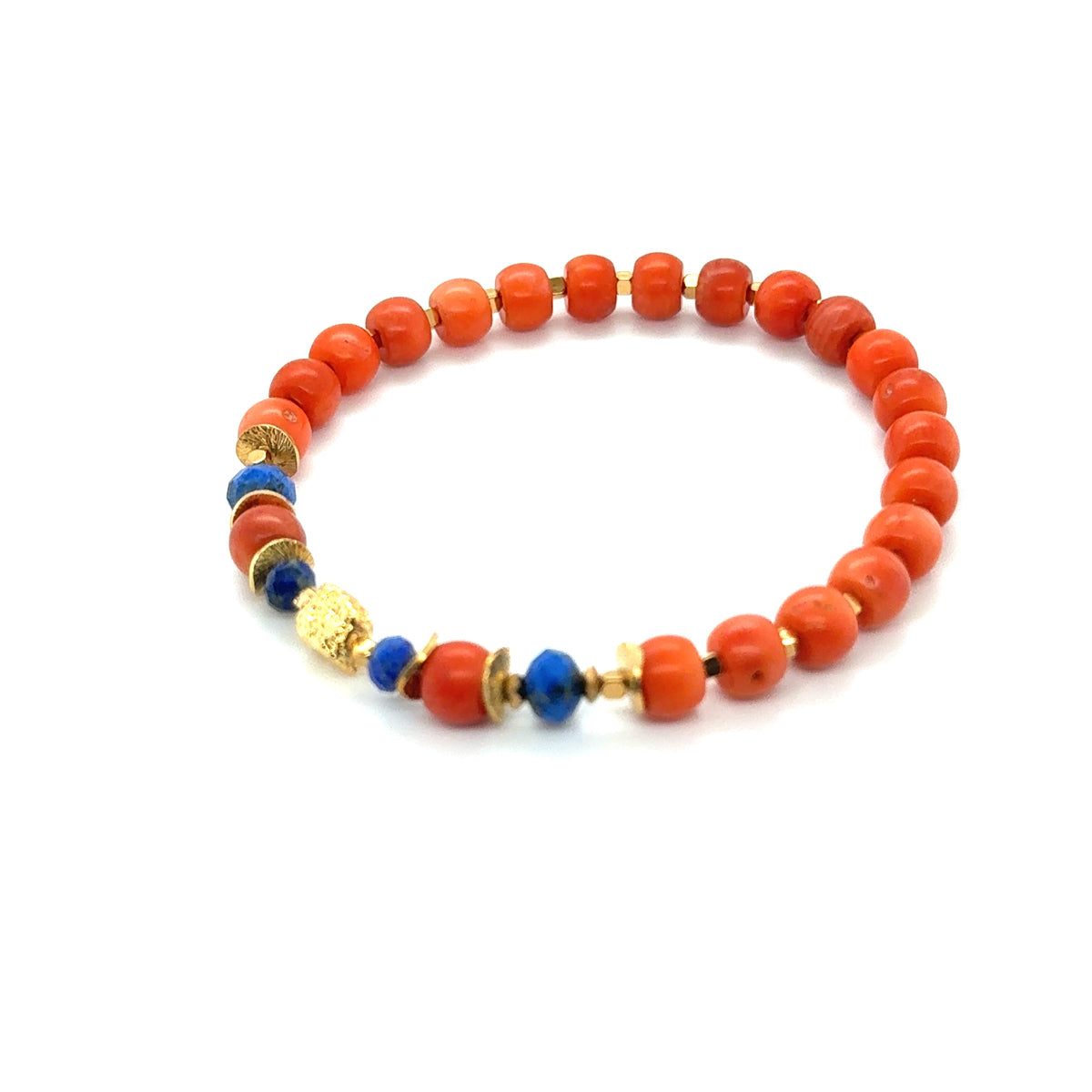 Bransoletka Ewa Mrochen Jewellery z korali i lapis lazuli, ozdobiona pasją i kreatywnością, na nadgarstku.