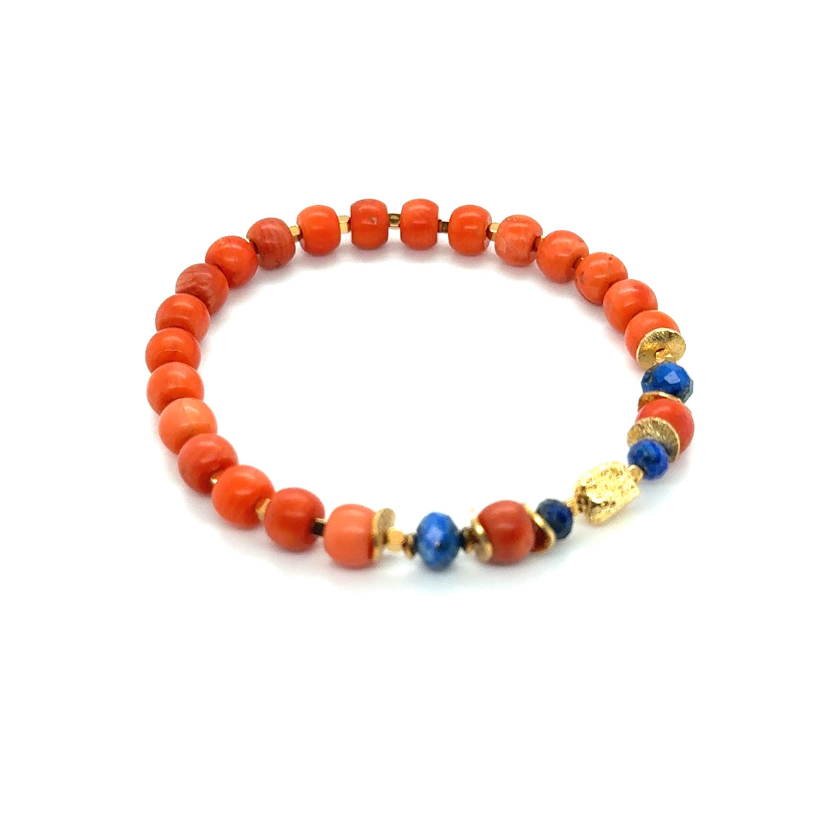 Koralowa bransoletka Ewa Mrochen Jewellery z lapis lazuli, pięknie wykończona, symbol pasji i kreatywności, na nadgarstku.