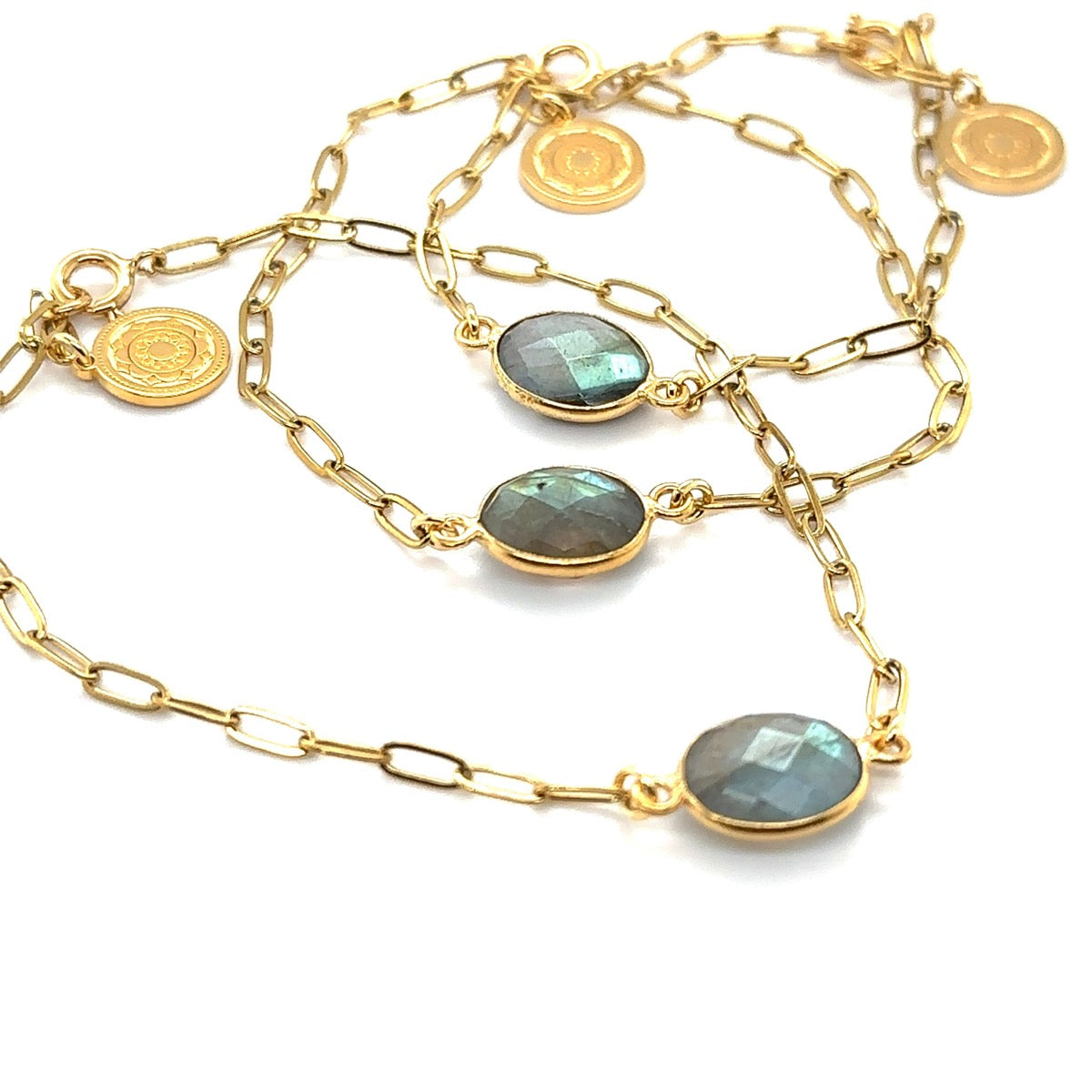 Labradorytowa bransoletka Magia Przebudzenia od Ewa Mrochen Jewellery, z kamieniami labradorytu na delikatnym łańcuszku.