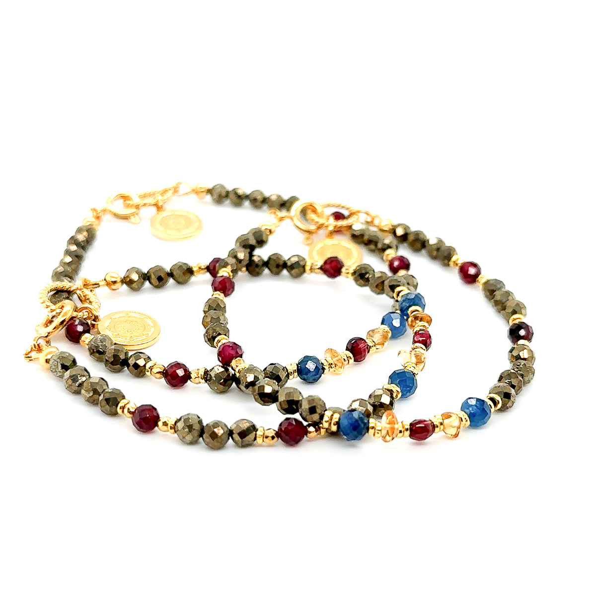 Bransoletka Ewa Mrochen Jewellery z pirytami, kyanitem, cytrynem i granatem na tle naturalnego kamienia, elegancki dodatek biżuteryjny.