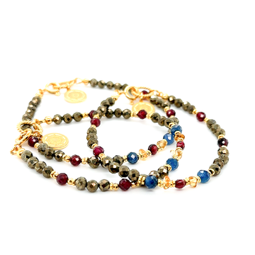 Bransoletka Ewa Mrochen Jewellery z pirytami, kyanitem, cytrynem i granatem na tle naturalnego kamienia, elegancki dodatek biżuteryjny.