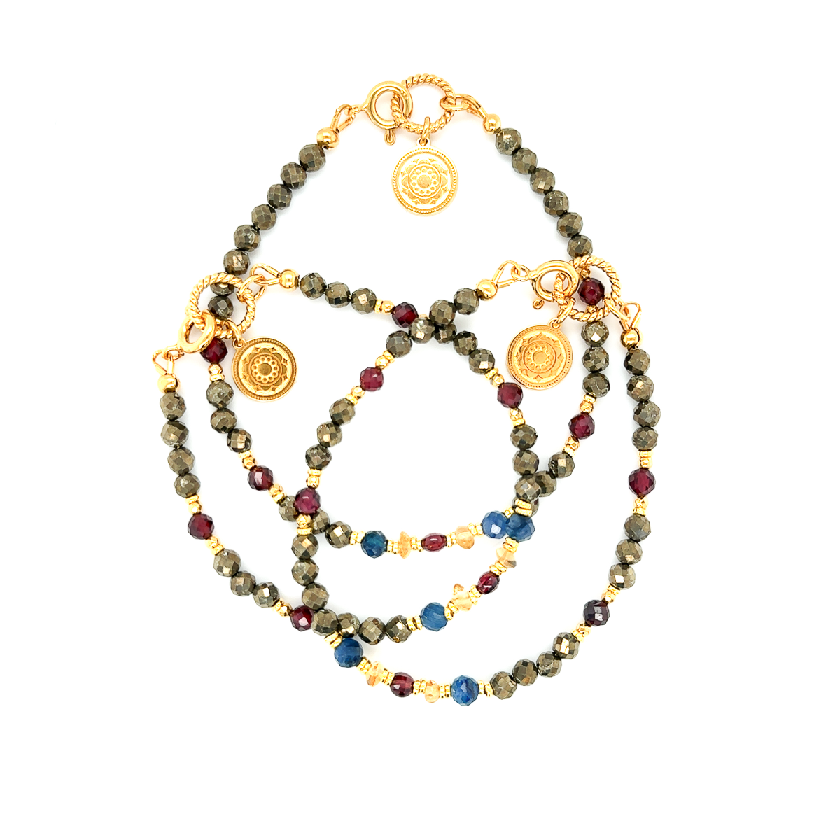 Bransoletka Ewa Mrochen Jewellery z pirytami, kyanitem, cytrynem i granatem na tle naturalnych ogrodów spokoju i zmysłów.