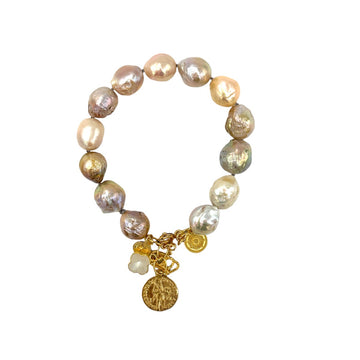 Różowa perła barokowa na bransoletce Księżna od Ewa Mrochen Jewellery, elegancki dodatek z dużą, nieregularną perłą.