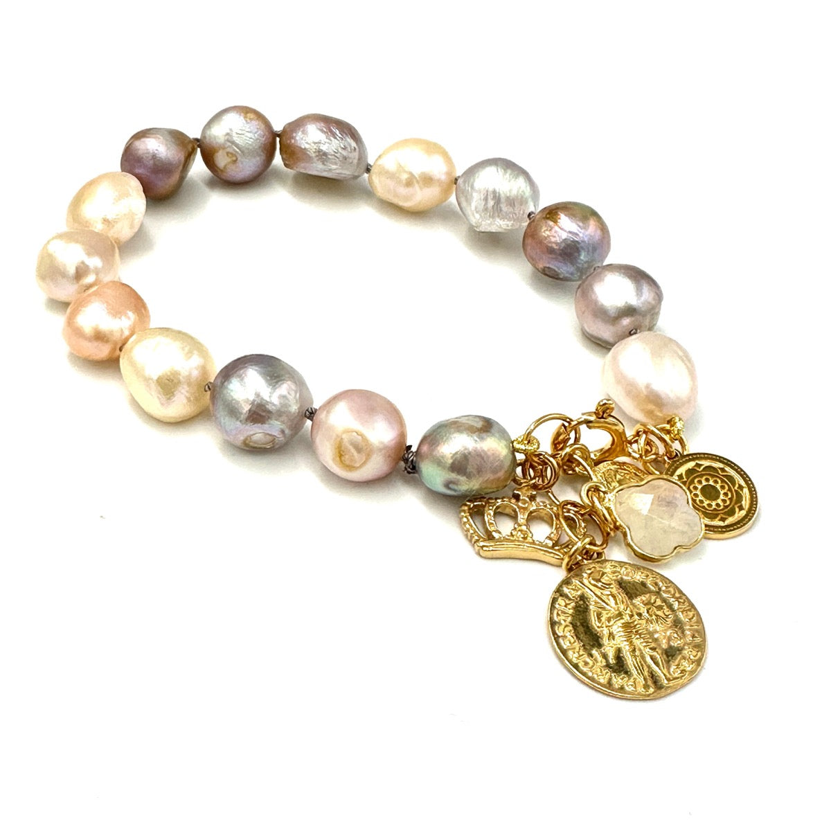 Różowa perłowa bransoletka barokowa Ewa Mrochen Jewellery, delikatna i elegancka, na cienkim łańcuszku, dla kobiet.