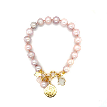Różowa bransoletka Symfonia Miłości od Ewa Mrochen Jewellery, delikatny design z perłami na białym tle.